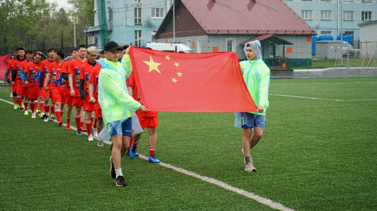 Какие команды вчера играли в футбол